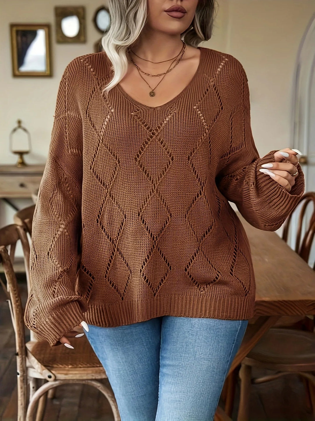 Cozy knit women's plus size brown sweater. Oversized and comfortable, ideal for autumn and winter fashion.