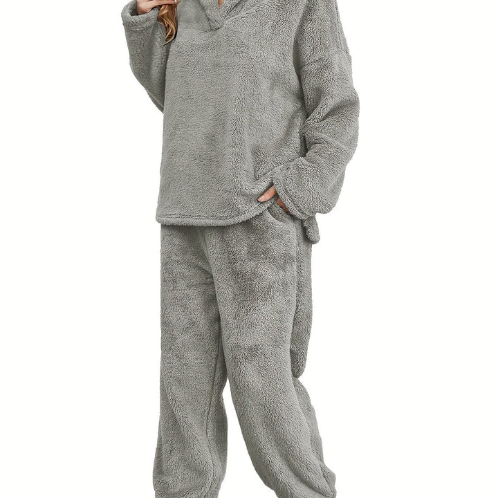Casual women's plush fleece homewear set, a comfortable two-piece outfit for relaxing at home.