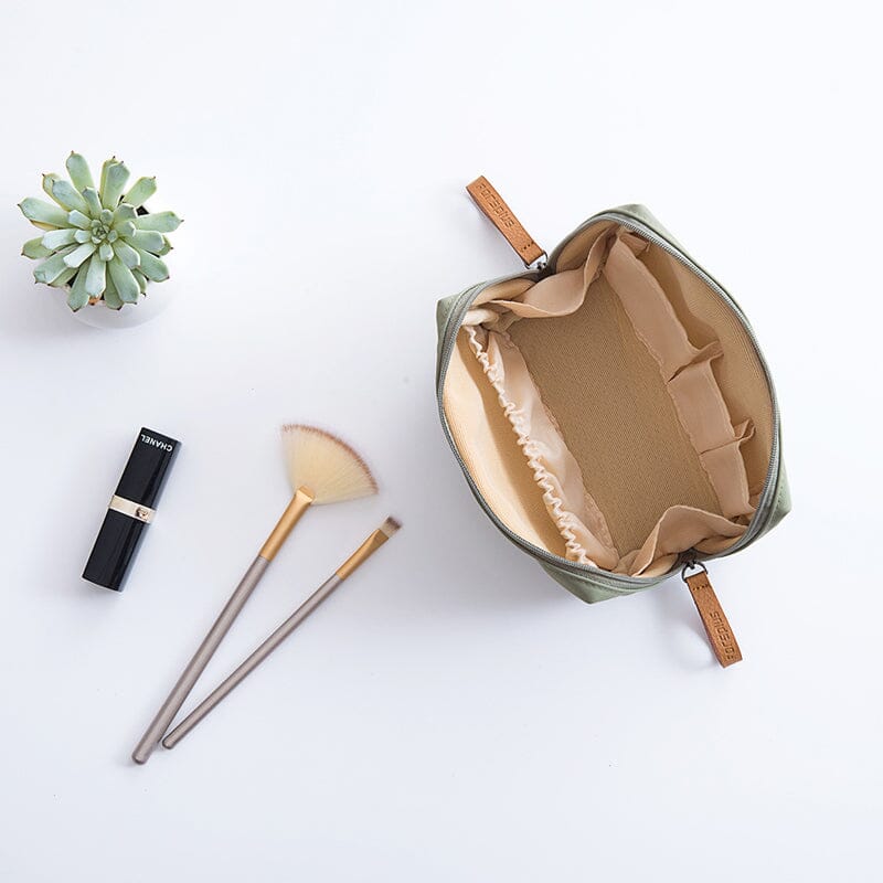 Fashionable women's travel makeup bag with multiple compartments