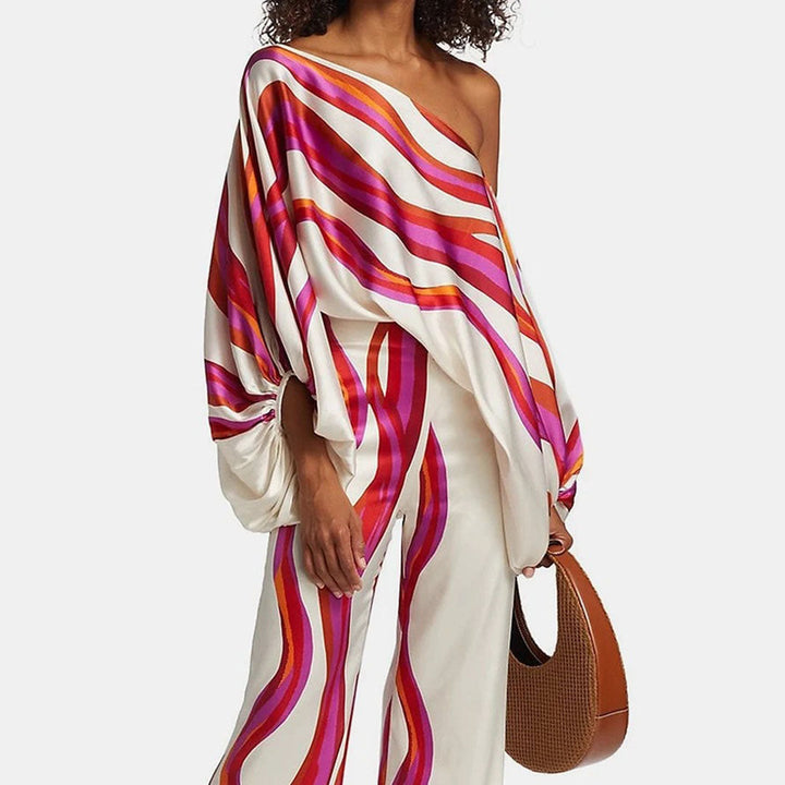 Comfortable women's printed two-piece outfit. Relaxed fit, versatile for lounge & casual.