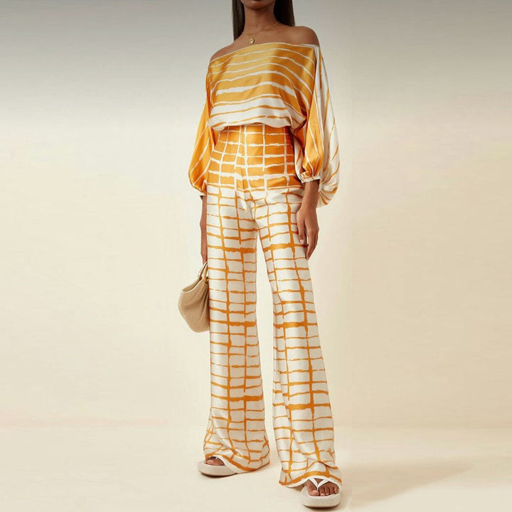 Women's matching printed two-piece outfit, relaxed fit for all-day comfort. Casual style.