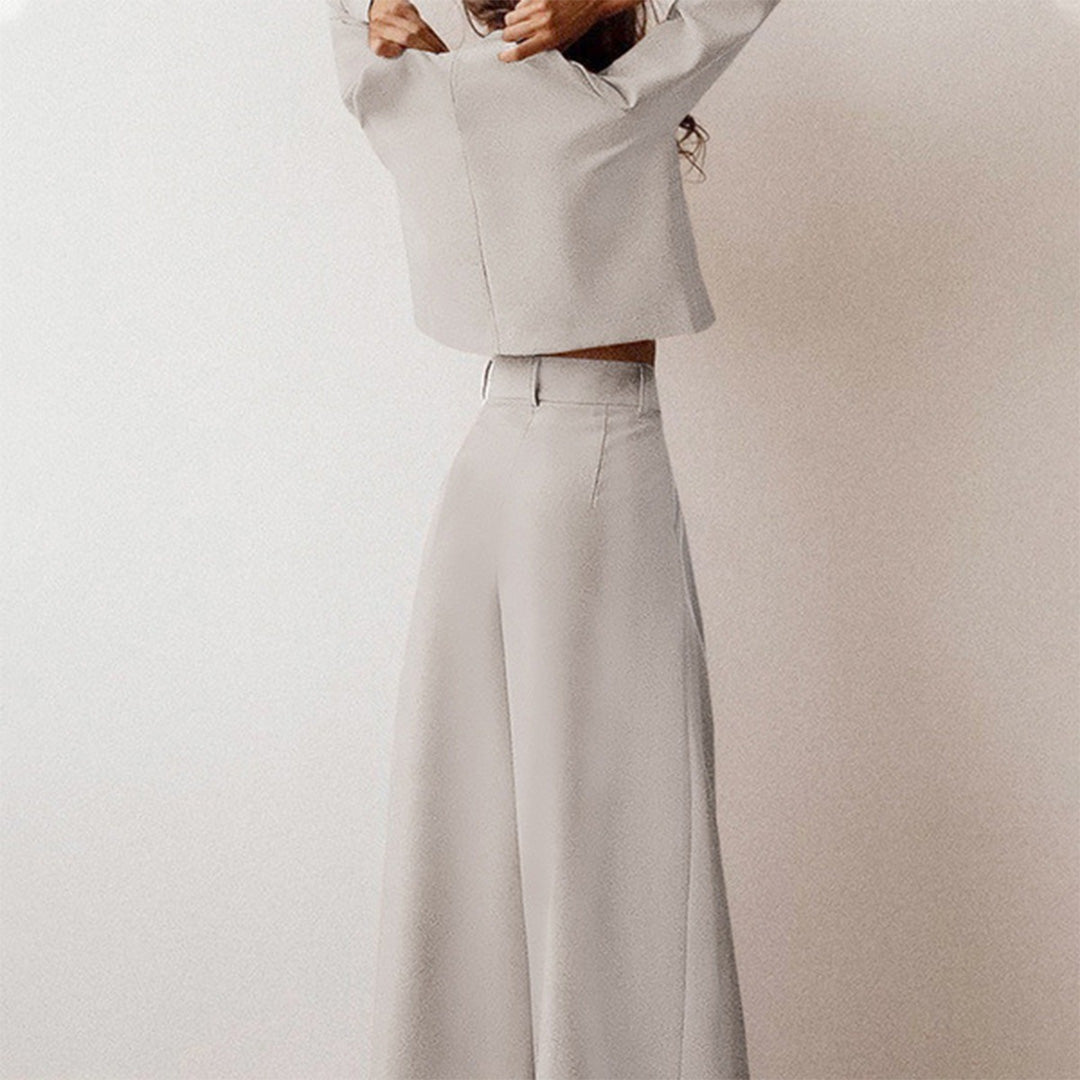 Chic women's matching set, a relaxed cropped top & elegant wide-leg trousers for versatile wear.