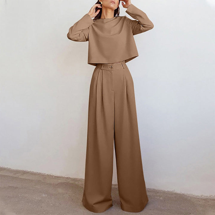 Casual yet sophisticated women's 2-piece set, combining a cropped top with wide-leg pants.