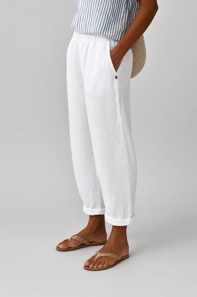 Stylish women's chino ankle pants, relaxed fit with a cuffed hem. Versatile fashion for spring and summer.