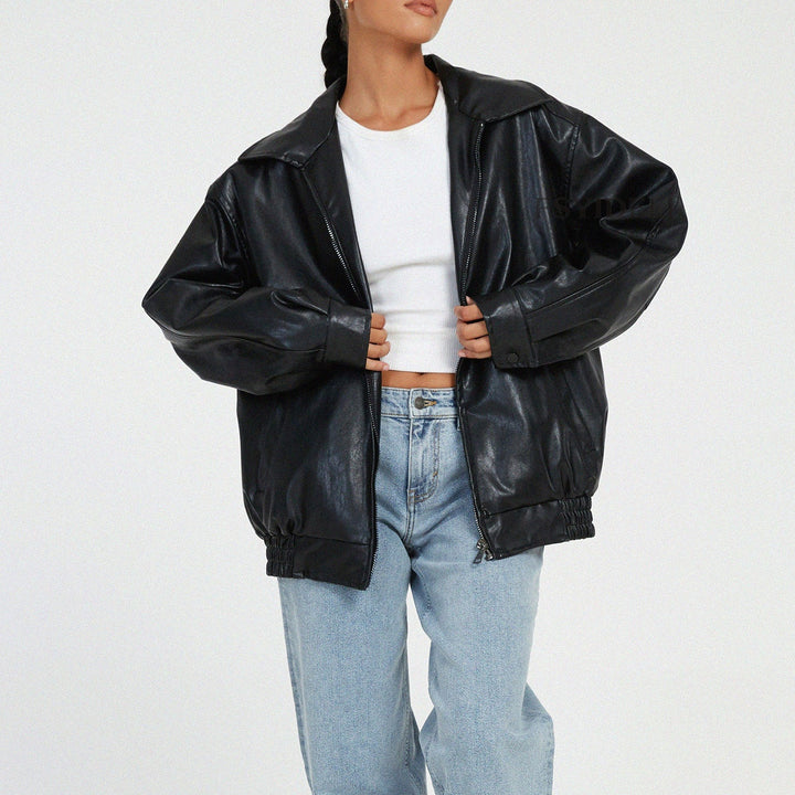 Women's streetwear jacket, relaxed fit and oversized, a trendy and casual outerwear garment.
