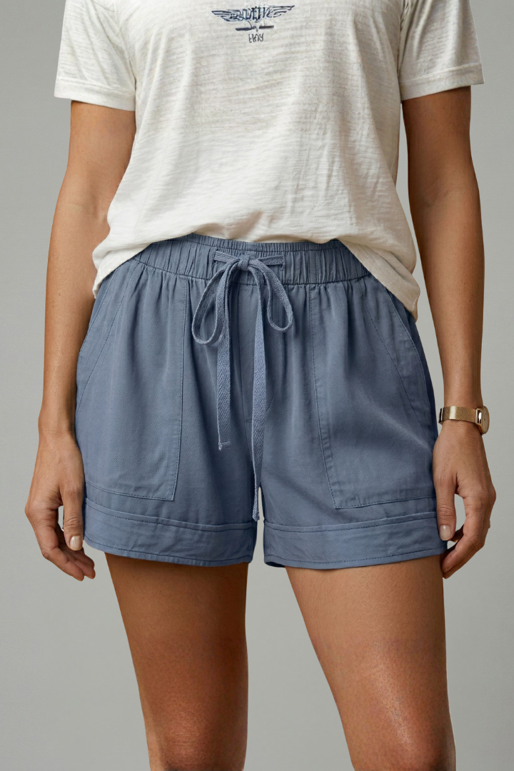 Lightweight women's summer shorts, featuring a relaxed fit and pockets.