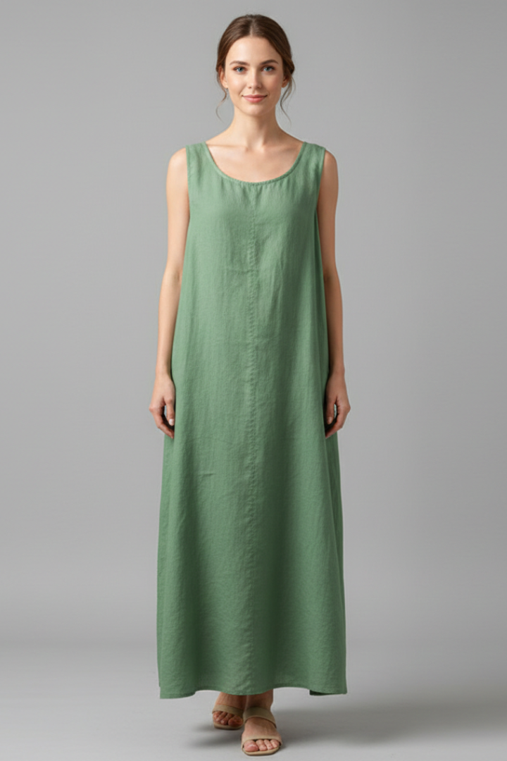 Women's short sleeve, round neck, knee-length dress, relaxed fit, with pockets for a casual look.