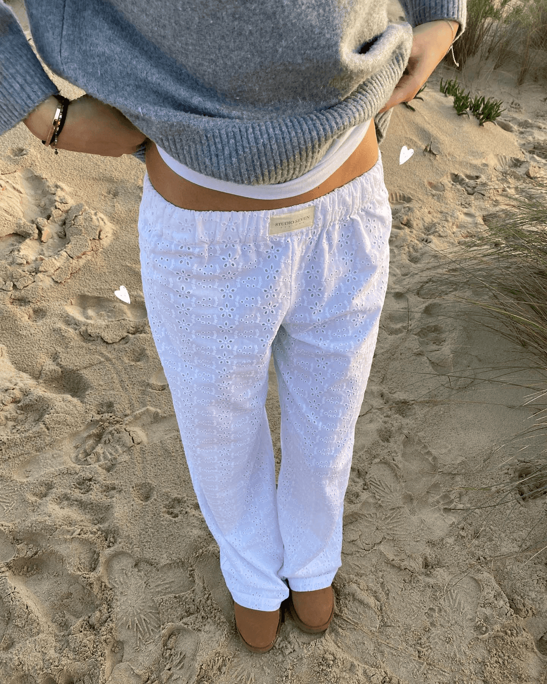 New women's lightweight lounge trousers with elastic waist, relaxed fit, ideal for casual comfort & home wear.