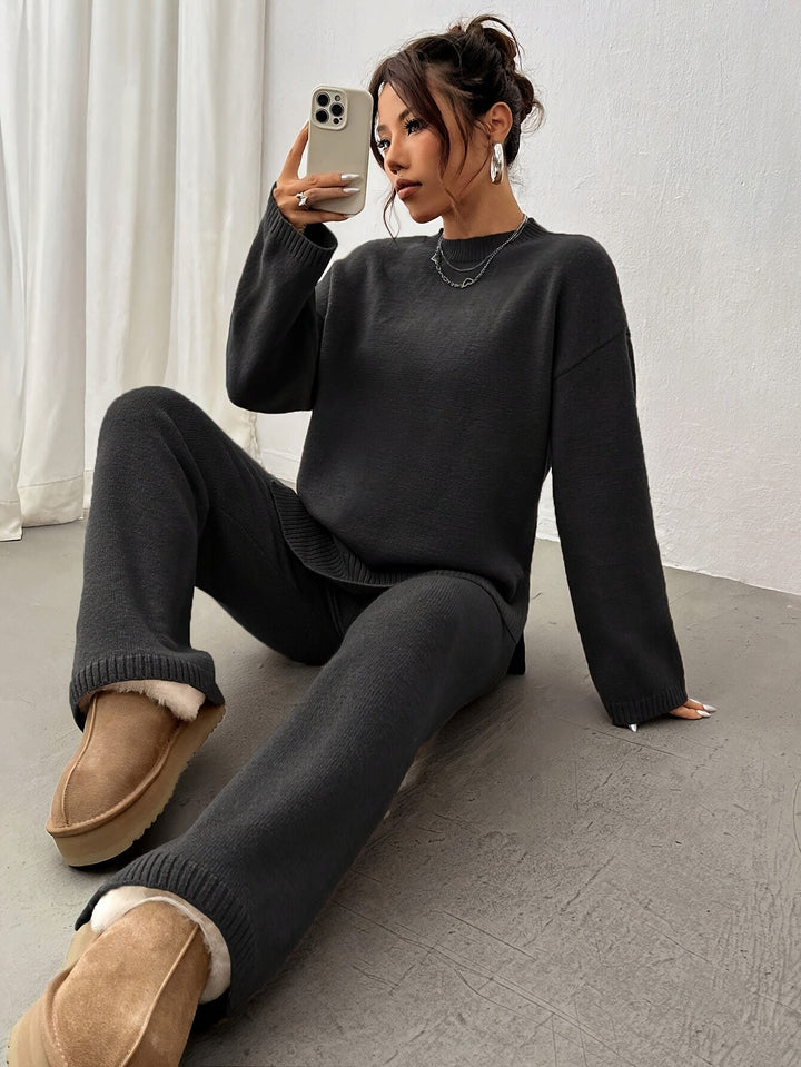 Travel-friendly women's relaxed fit spring set with soft fabric, comfortable for long journeys