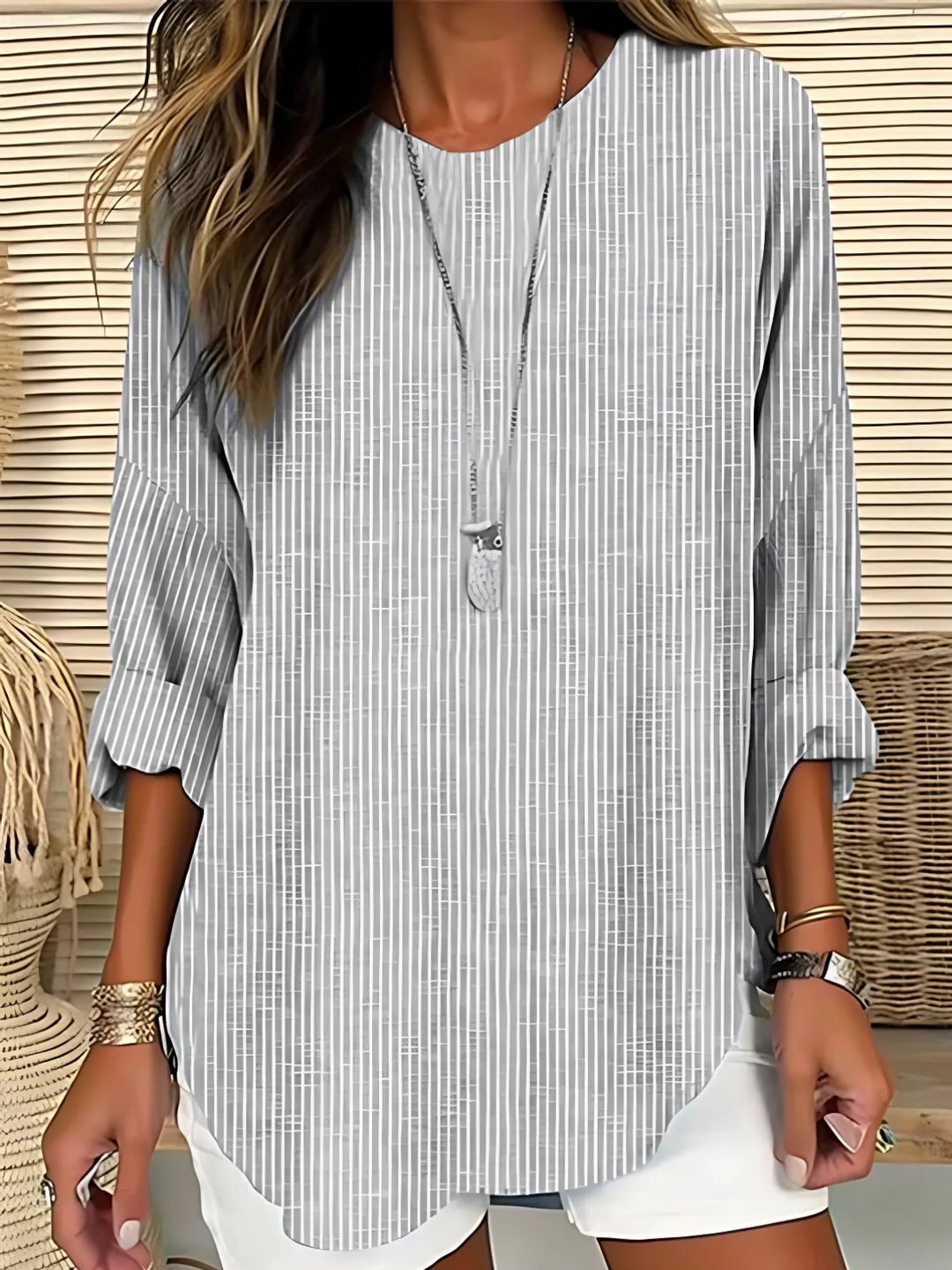 Casual women's striped long sleeve blouse with a relaxed fit. Comfortable round neck top, ideal for everyday style.