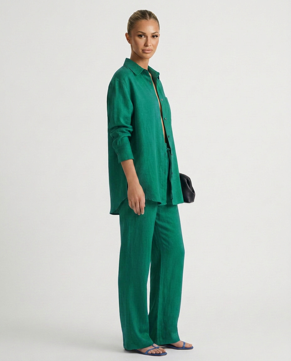 Comfortable women's two-piece lounge set, a relaxed fit coordinating outfit for cozy moments.