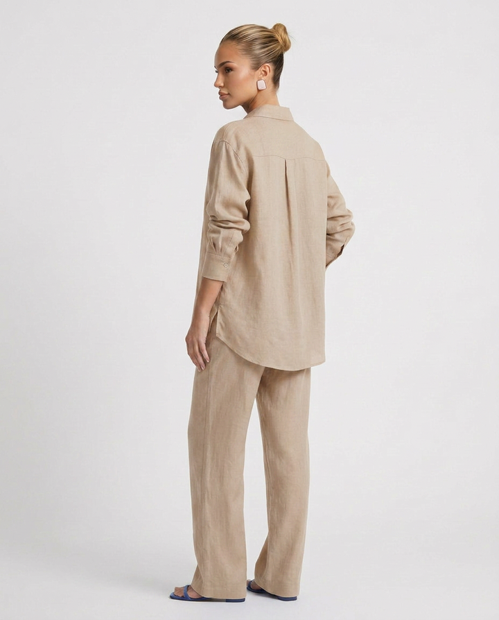 Chic women's matching lounge set with relaxed fit, perfect for casual spring and summer wear.