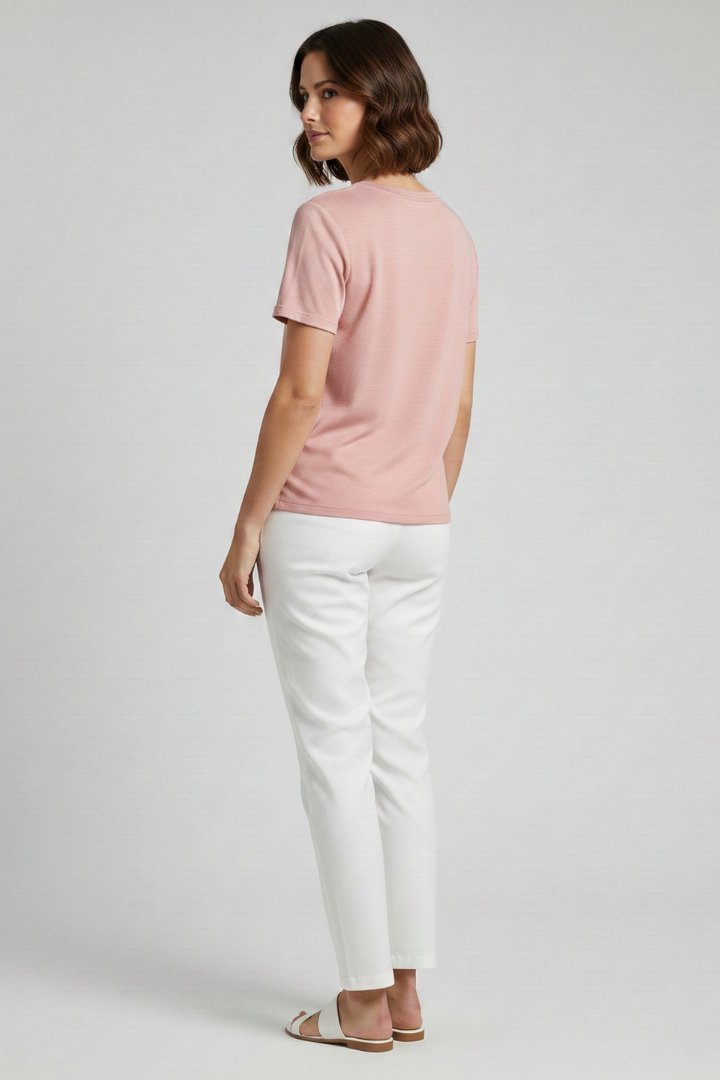 Effortless women's casual t-shirt: V-neck, short sleeve, loose fit, ultimate comfort.