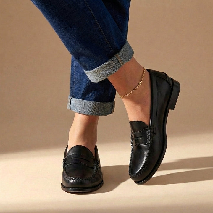 Effortless women's retro flat loafers. Comfortable slip-on shoes with classic design for stylish everyday wear.