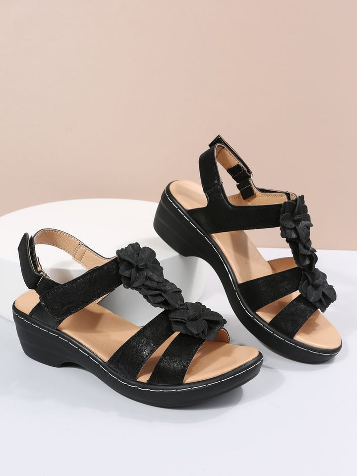 Women's elegant retro sandals, comfortable peep-toe design for summer and vacation.