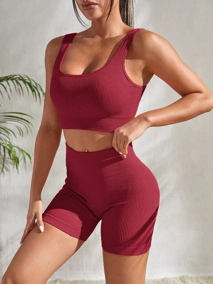 Versatile Sienna women's two-piece fitness set. Sports top & shorts for training & yoga.
