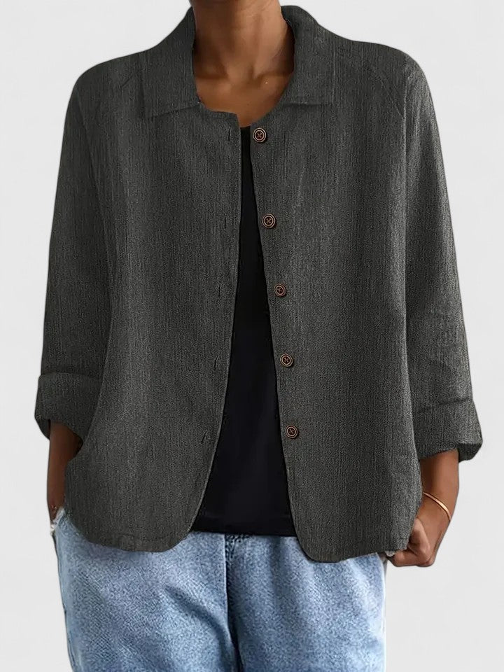 Elegant women's blouse, ideal for everyday wear, offering a chic and versatile look.