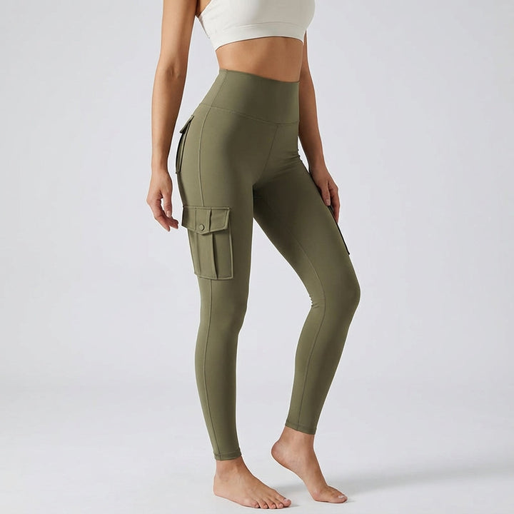 Modern women's sporty cargo leggings, high-waisted & stretchy, with pockets for versatile active & casual wear.