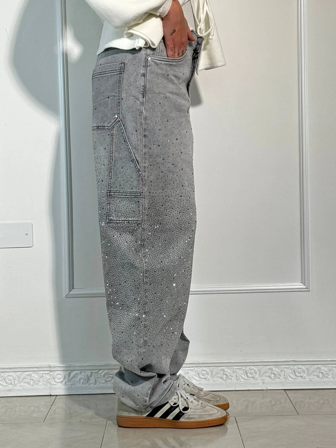 High-waisted women's wide leg flowy pants, perfect for achieving a sophisticated spring look.