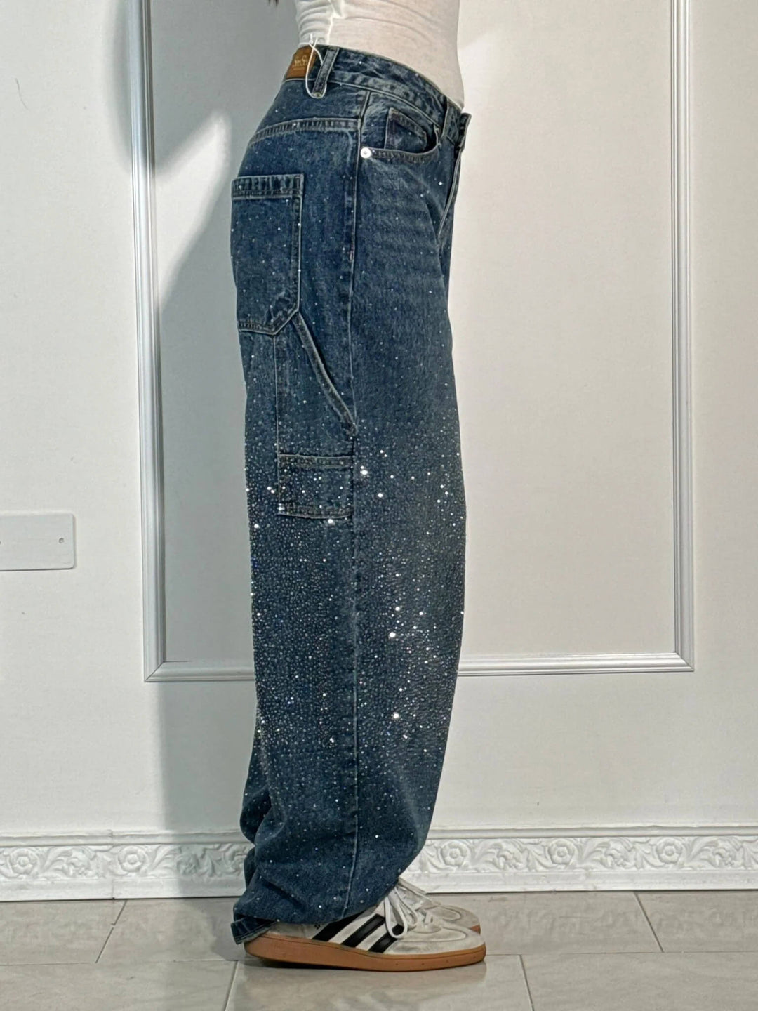 Fashionable women's wide leg trousers, ideal for spring, with a relaxed and flowy silhouette.