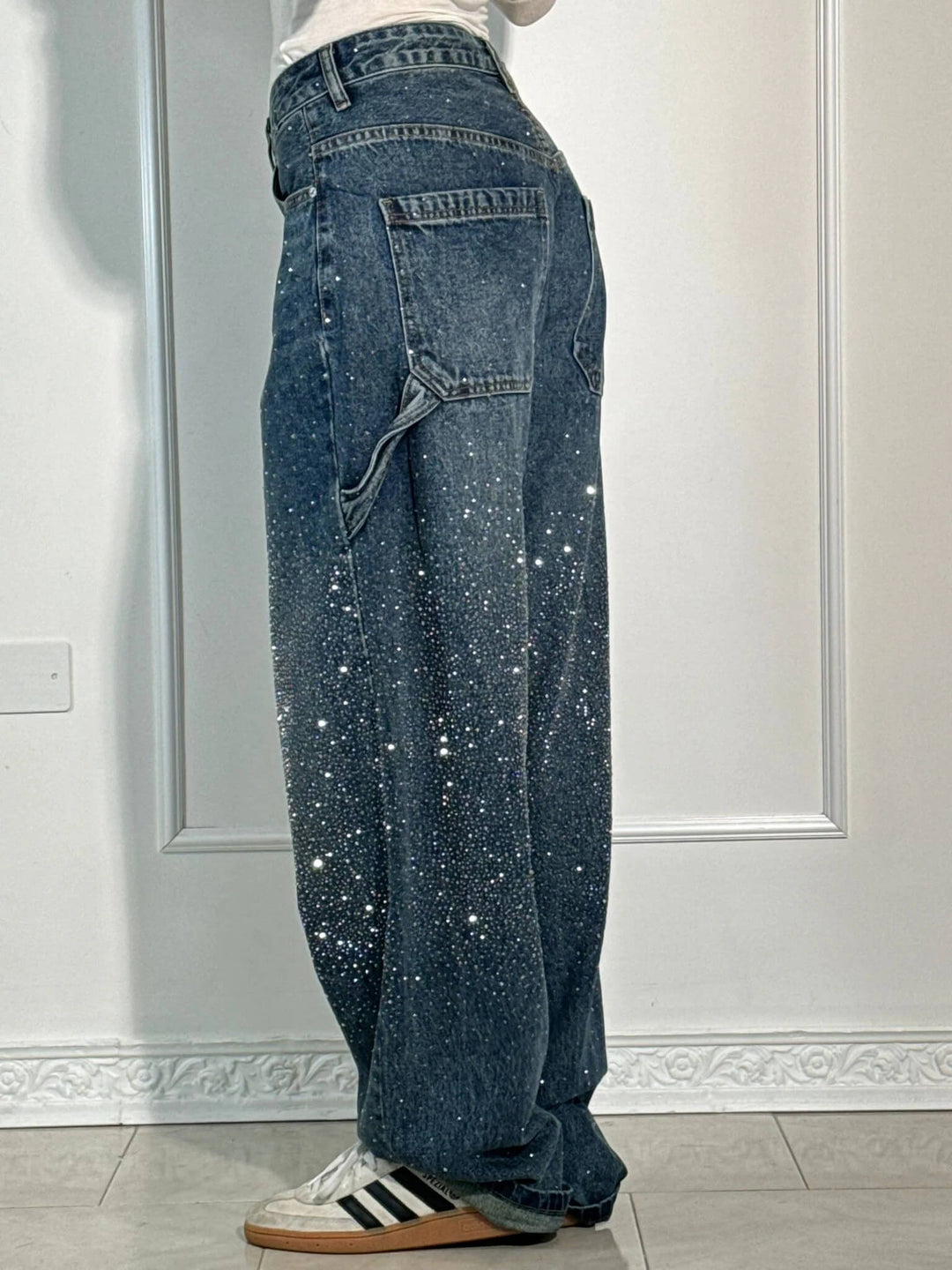 Casual yet elegant women's pants featuring a comfortable wide leg and a beautiful flowy design.