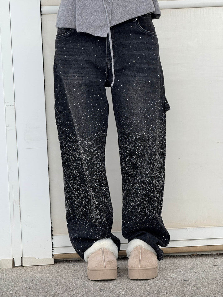 Chic women's wide leg trousers in a flowy fabric, suitable for spring comfort and style.