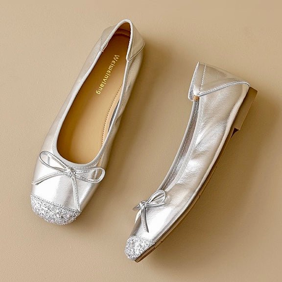 Slip-on women's ballet flats featuring a modern square toe and chic bow embellishment.