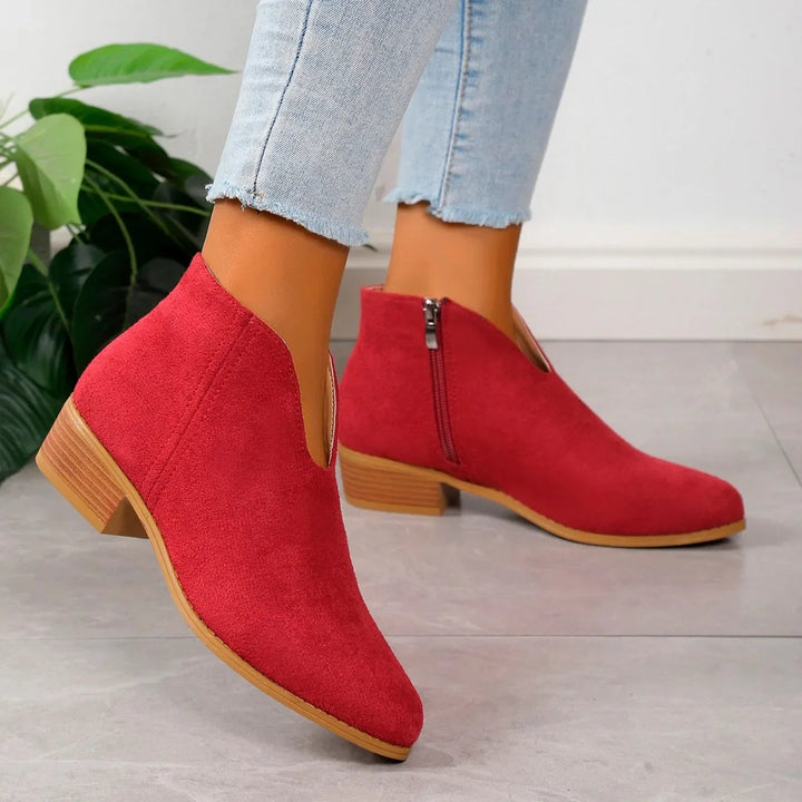 Elegant women's ankle boots: leopard print design with a well-integrated side zipper for comfort.
