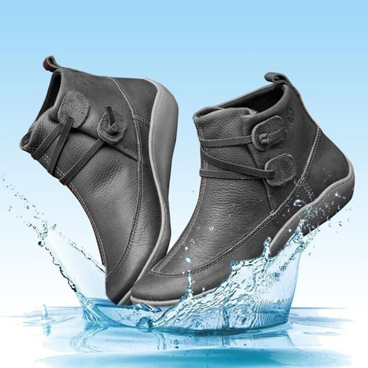 Casual women's orthopedic ankle boots, easy to wear with button detail, perfect for everyday comfort.