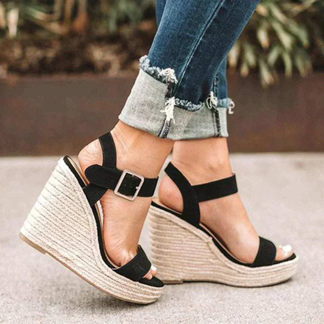 Fashionable women's woven wedge sandals with secure adjustable strap. Perfect for summer comfort and versatile wear.