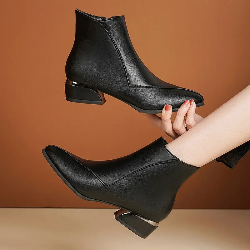 Fashionable Sylvette women's ankle boots with pointed toe & sturdy block heel, black leather
