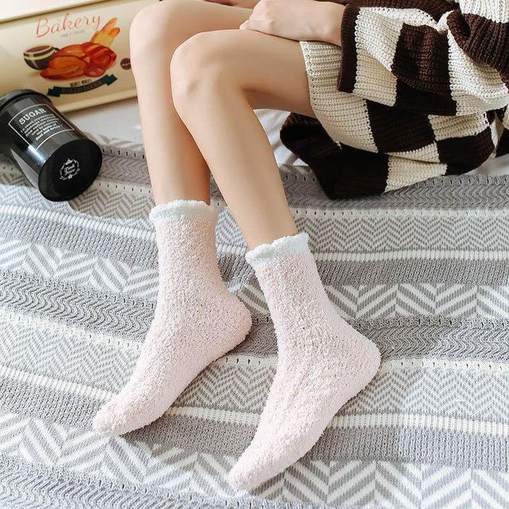 Close-up on the elastic cuff of women's thermal winter socks, ensuring a snug fit.