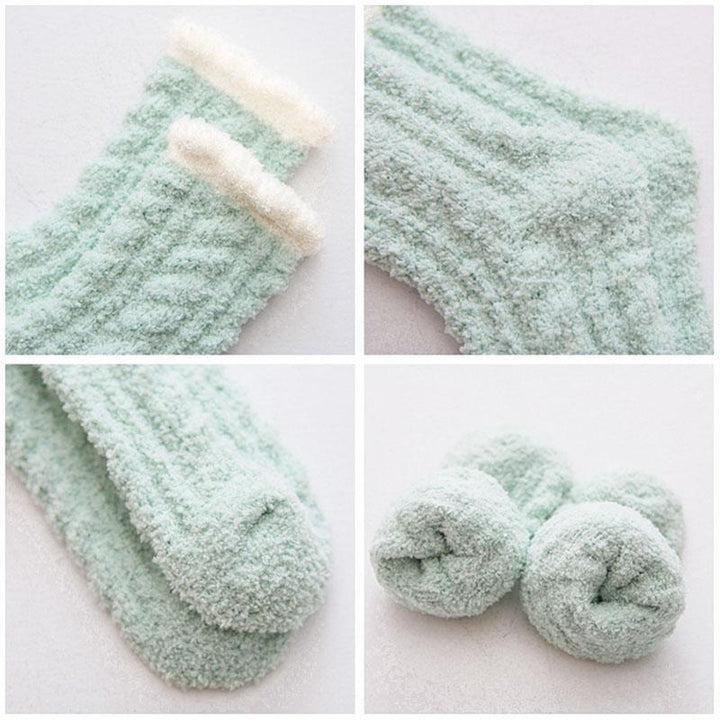 Packaging for women's thermal fleece-lined winter socks, highlighting their comfort.