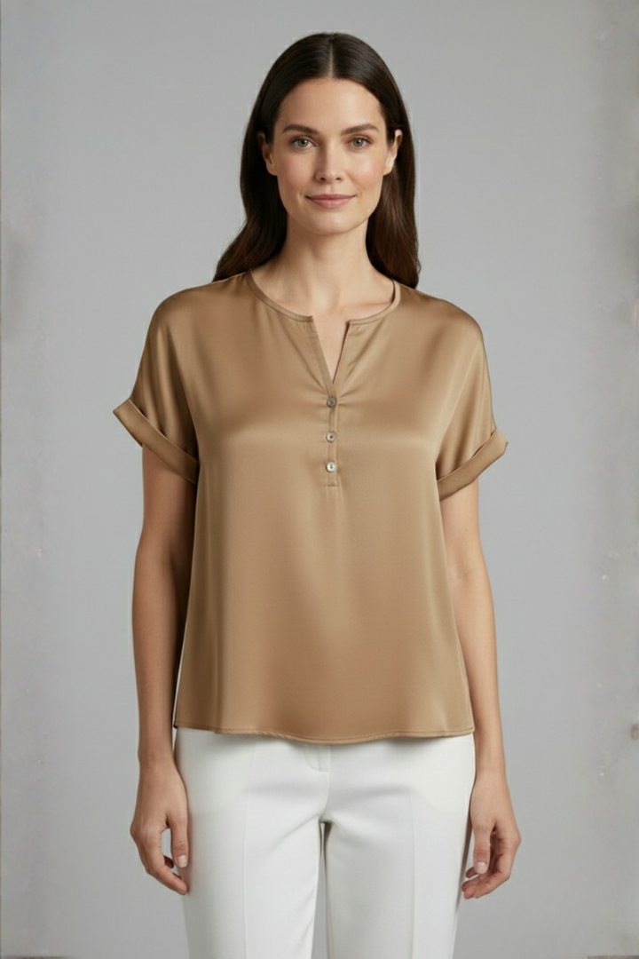 Relaxed fit women's V-neck t-shirt, short sleeves, perfect for casual outings and daily wear.