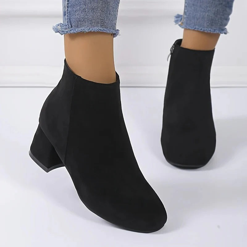Classic women's ankle boots with block heel, side zip, suitable for versatile fall and winter outfits.