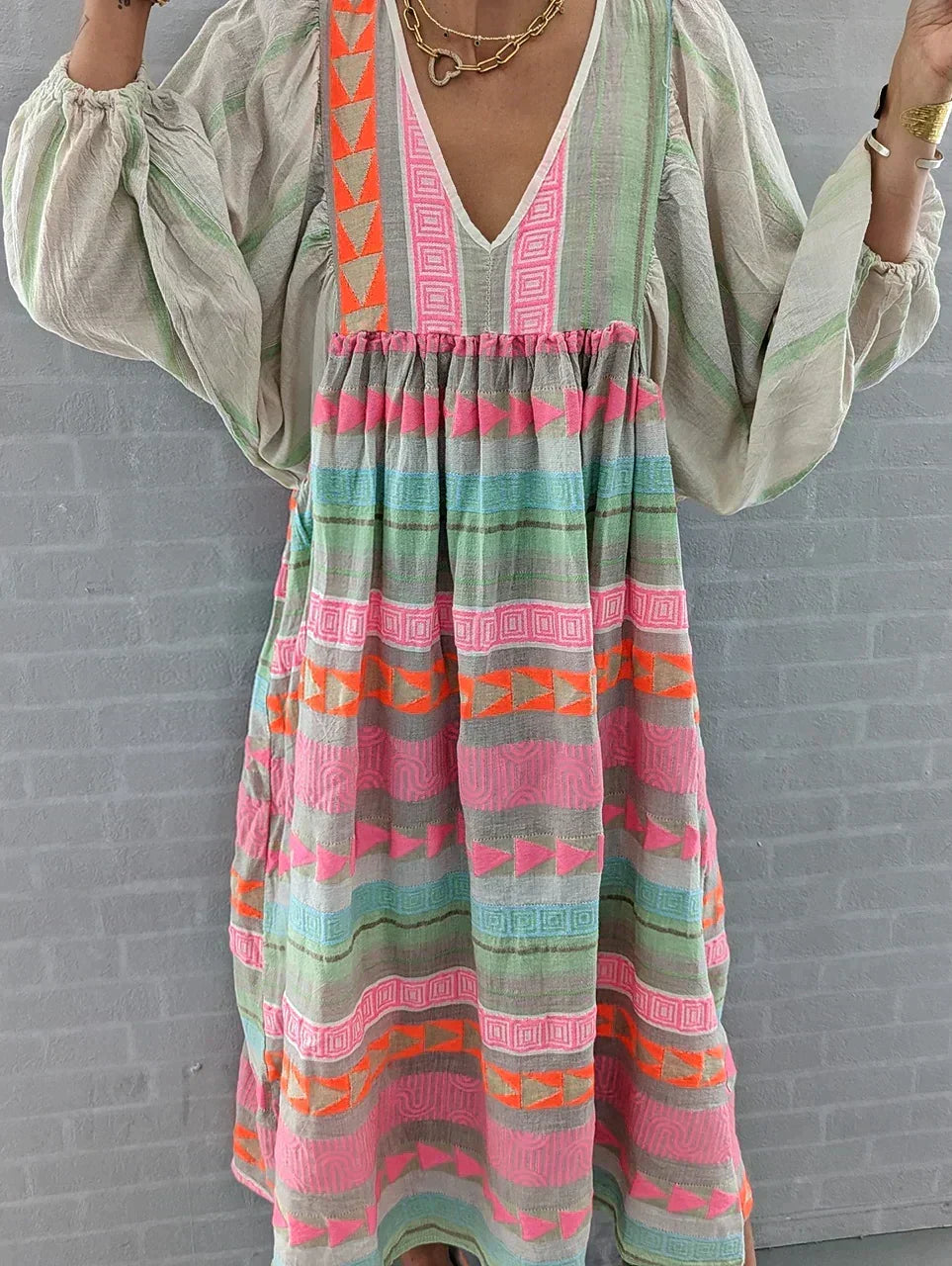 Elegant sleeveless women's maxi dress featuring a beautiful gradient. Flowing design, perfect for summer vacations.