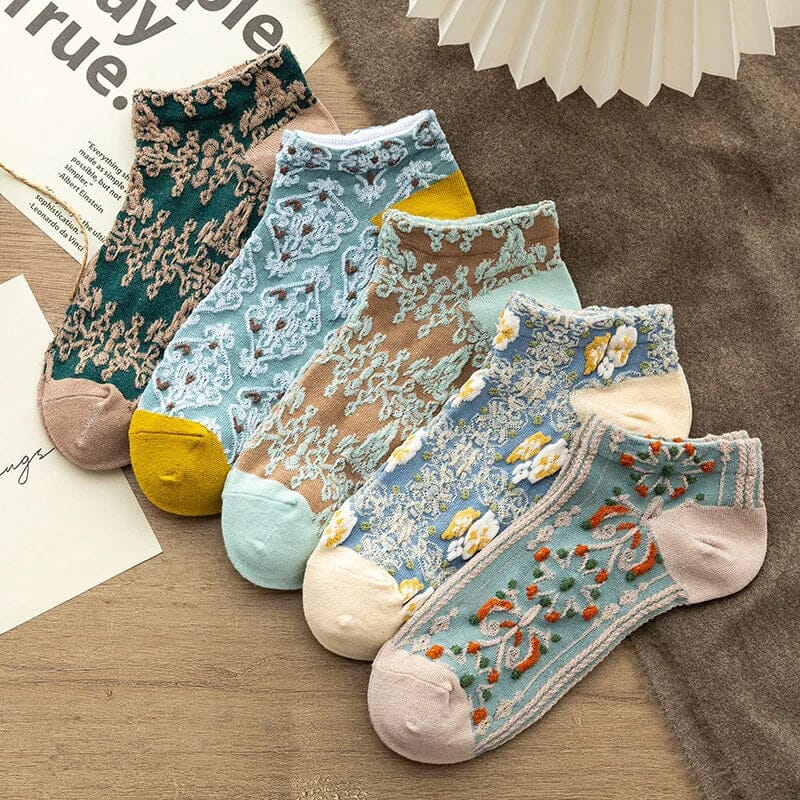 Women's vintage embossed cotton crew socks, floral pattern, soft and breathable