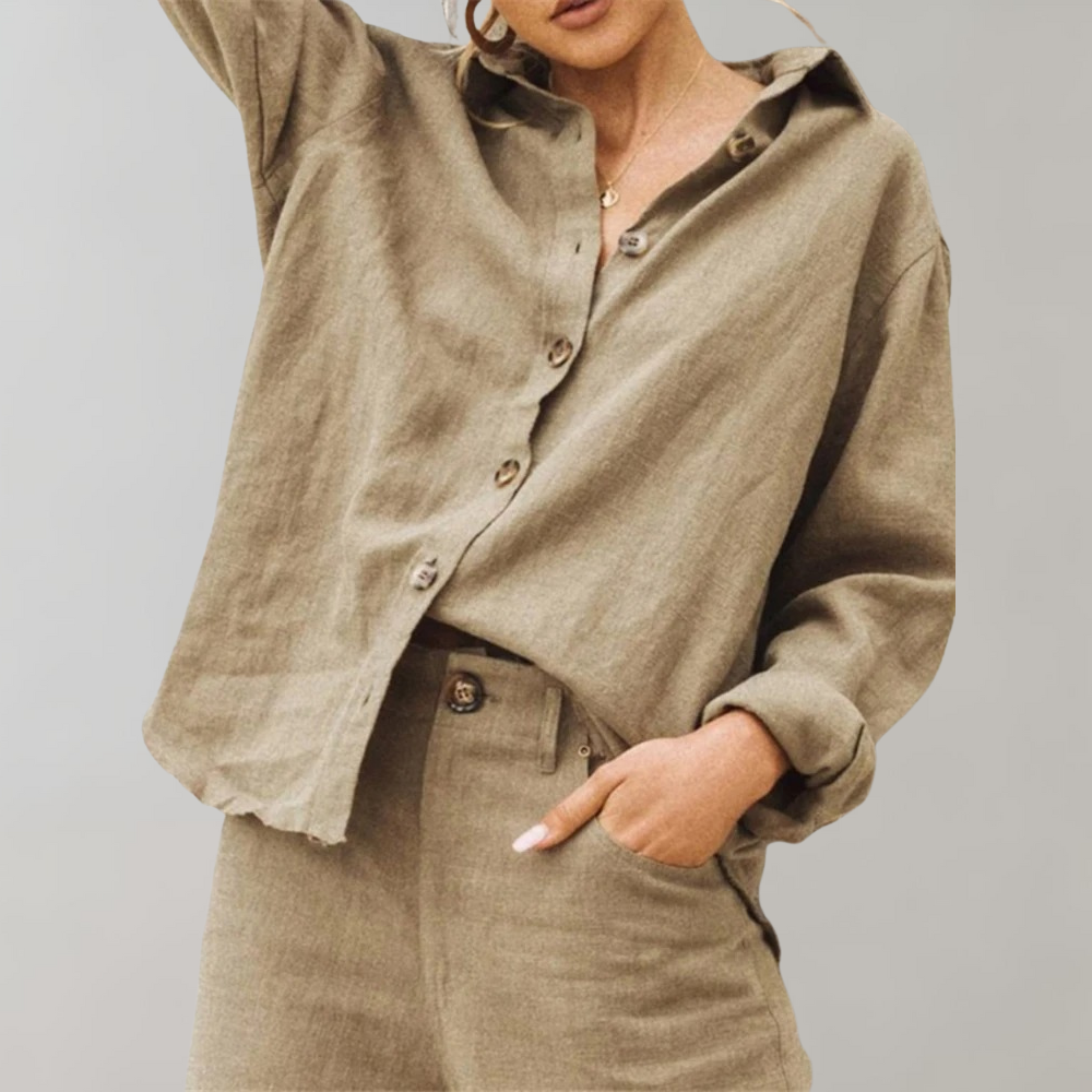 Versatile women's vintage style blouse, ideal for spring & fall. Relaxed fit, classic collar, long sleeve top.
