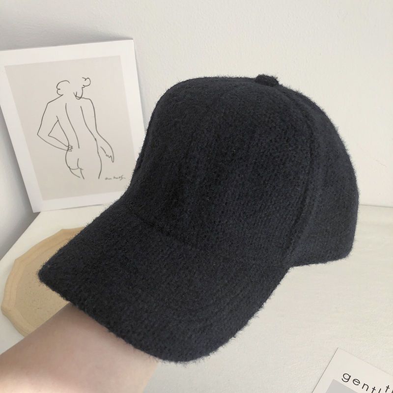 Chic women's faux fur baseball cap, a trendy autumn/winter fashion accessory for any look.