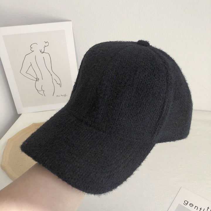 Chic women's faux fur baseball cap, a trendy autumn/winter fashion accessory for any look.