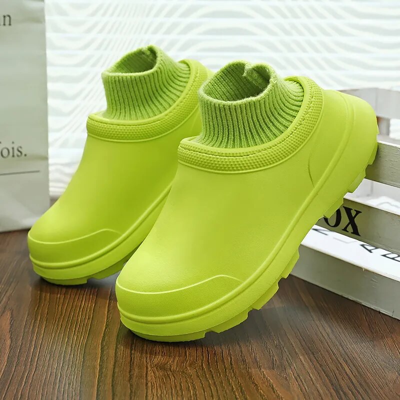 Non-slip sole detail on women's waterproof clogs, featuring a warm knitted ankle cuff.