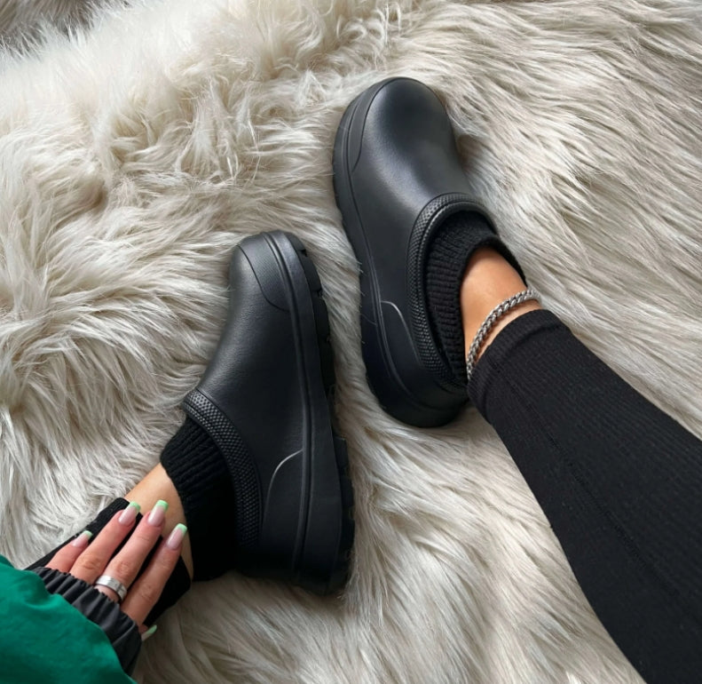 Women's weatherproof cloud cushion comfort clogs, perfect for all-season casual wear with easy slip-on design.