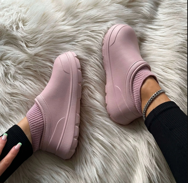 Easy-wear slip-on clogs for women. Weatherproof comfort shoes, ideal for casual outdoor or indoor use.