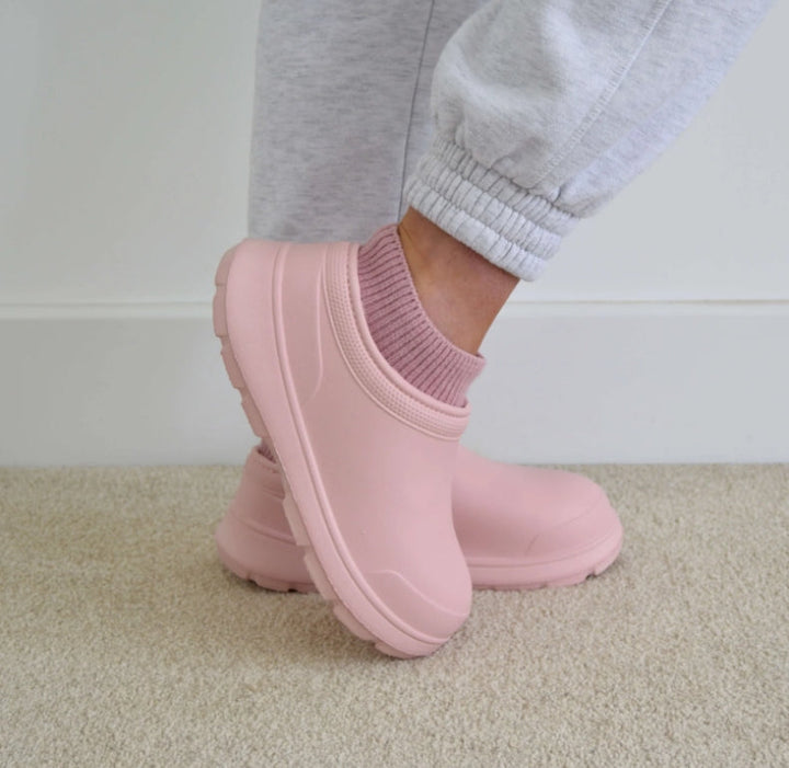 Casual women's clogs, weatherproof and all-season. Cloud cushion comfort footwear, great for everyday wear.