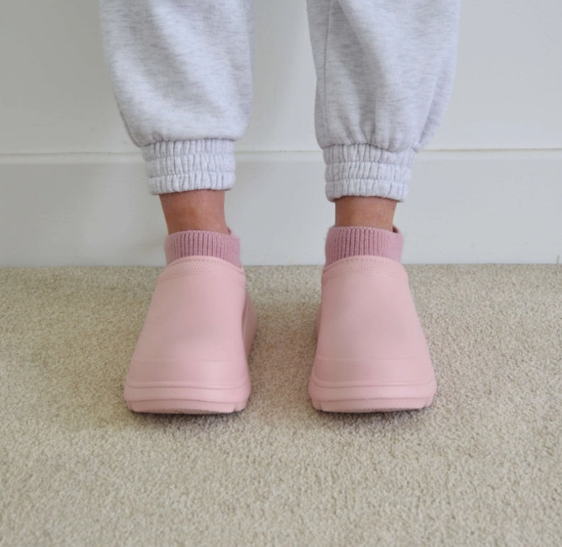 Non-slip, easy-wear women's clogs. Weatherproof comfort shoes with cloud cushioning for dependable traction.
