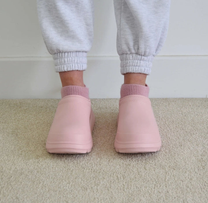 Non-slip, easy-wear women's clogs. Weatherproof comfort shoes with cloud cushioning for dependable traction.
