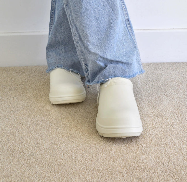 Mireille weatherproof women's clogs. Experience cloud-like comfort and durability for all your activities.