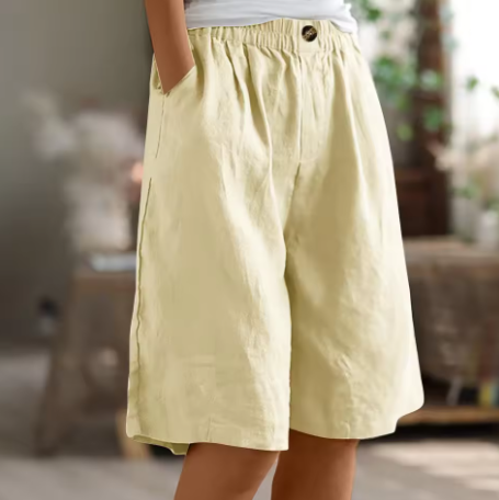Stylish wide leg Bermuda shorts for women, featuring convenient side pockets.