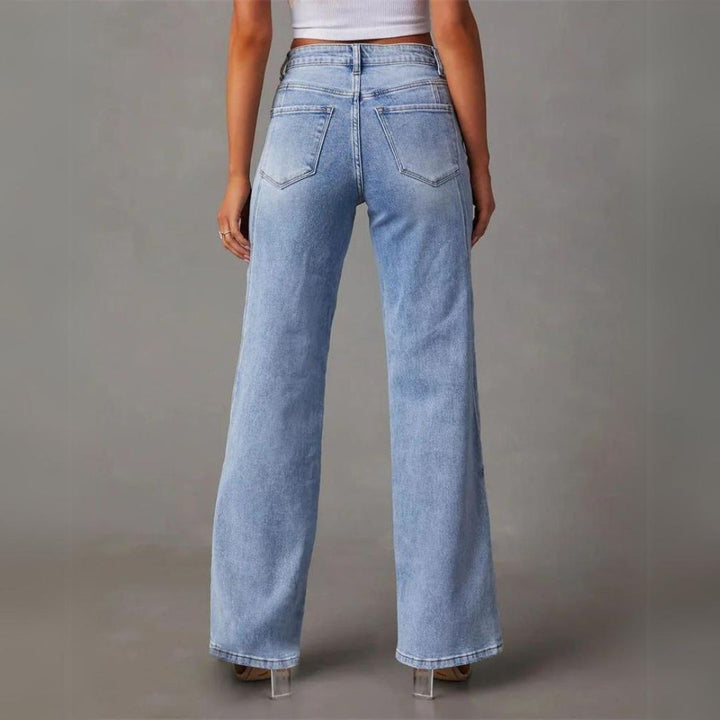 Comfortable women's wide-leg jeans, relaxed fit in blue denim, ideal casual bottoms.